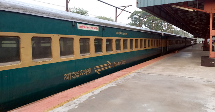 চলছে মেইল ও লোকাল ট্রেন, তবে যাত্রী কম