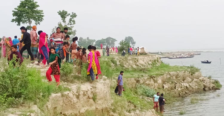 রাজবাড়ীর গোয়ালন্দে পদ্মা নদী থেকে ভাসমান অবস্থায় এক ব্যক্তির মাথাবিহীন মরদেহ উদ্ধার করেছে পুলিশ