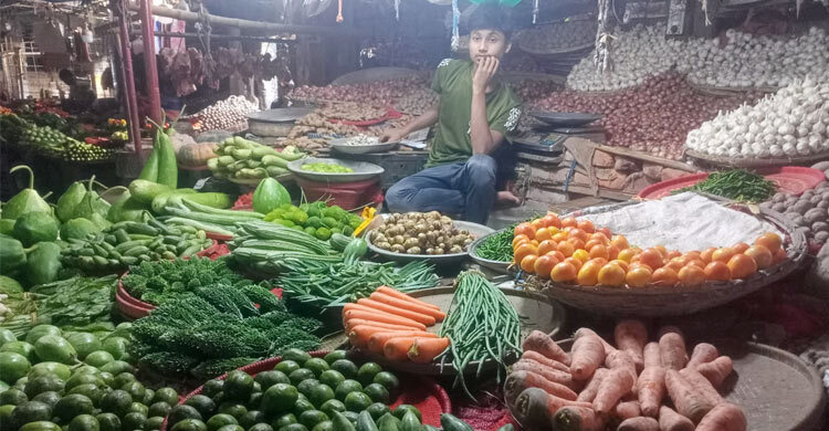 টানা বৃষ্টিতে রাজশাহীতে বাড়তি সবজির বাজার