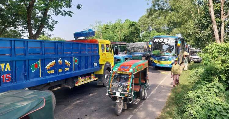 খেতুরিধামের মহোৎসবে ভক্ত-দর্শনার্থীর ঢল, সড়কে তীব্র যানজট