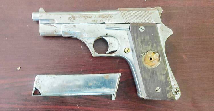 রাজশাহীতে পুকুর পাড় থেকে বিদেশি অস্ত্র উদ্ধার