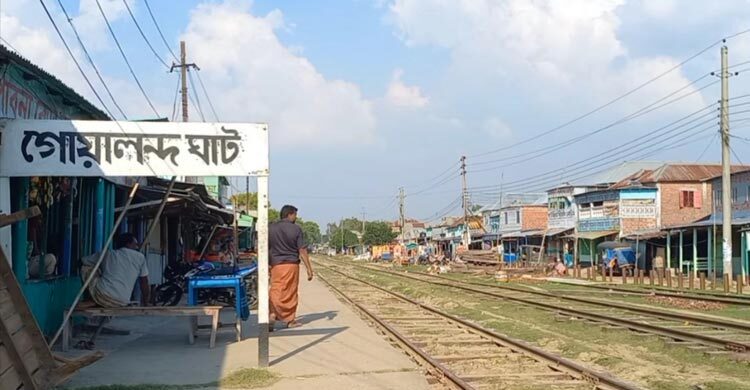 গোয়ালন্দ ঘাট স্টেশনে পোড়াদহগামী শাটল ট্রেনের ইঞ্জিন লাইনচ্যুত