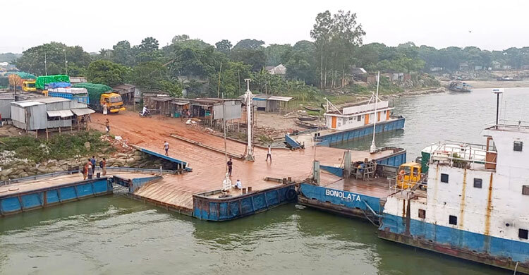 দৌলত‌দিয়ায় বন্ধ ৭ নম্বর‌ ফেরিঘাট, সচল ৩ ও ৪ নম্বর