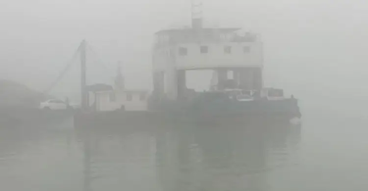 ঘন কুয়াশায় দৌলতদিয়া-পাটুরিয়া নৌরুটে ফেরি চলাচল বন্ধ