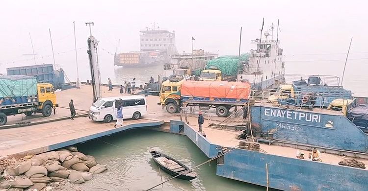 ৫ ঘণ্টা বন্ধ থাকার পর দৌলতদিয়া-পাটুরিয়া নৌরুটে ফেরি চলাচল শুরু
