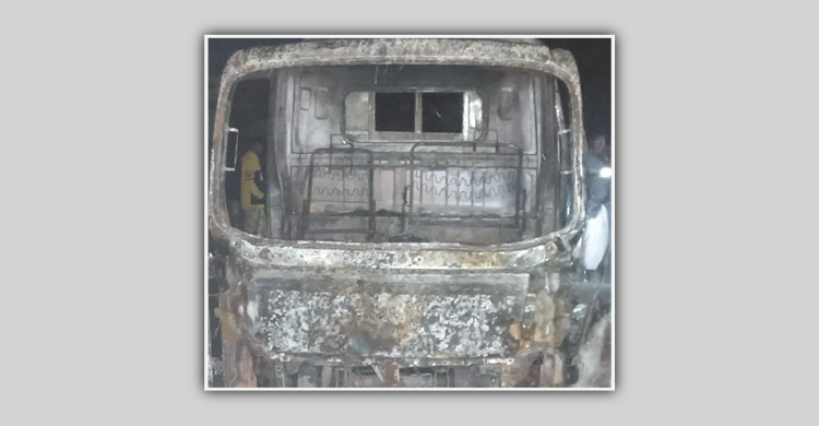 রাজশাহীতে ডাকাত সন্দেহে গণপিটুনিতে নিহত ১, পিকআপে জনতার আগুন