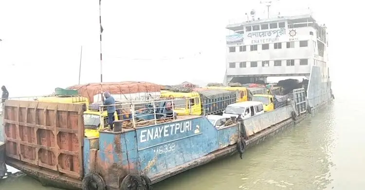 ঘন কুয়াশায় দৌলতদিয়া-পাটুরিয়া নৌরুটে ফেরি চলাচল বন্ধ
