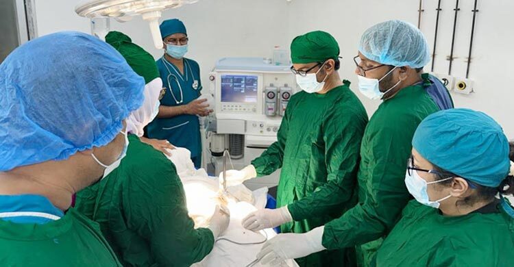 তরুণীর পেট থেকে অপসারণ করা হলো ১৭ কেজির টিউমার