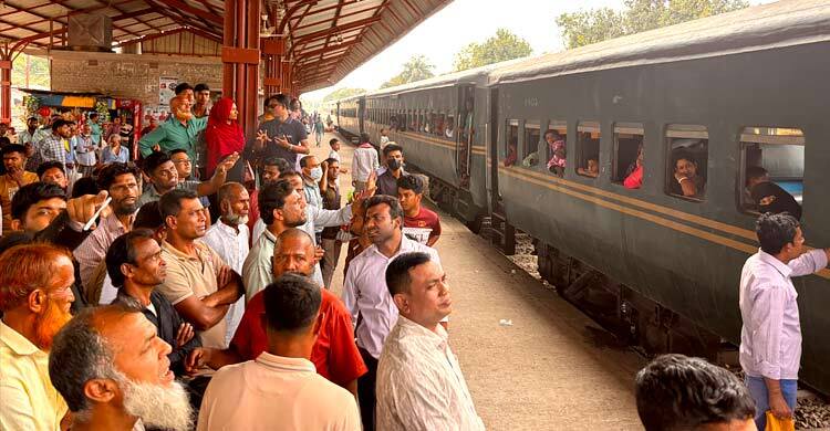 ট্রেনের ছাদে ভ্রমণ, রেলব্রিজে ধাক্কা লেগে প্রাণ গেলো যুবকের