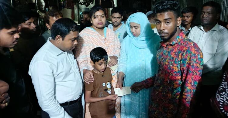 বাসডুবিতে নিহত রাজবাড়ীর ১৮ জনের পরিবার পেলো সরকারি সহায়তা