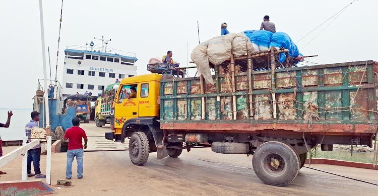 দৌলতদিয়া ঘাটে ২৪ ঘণ্টায় পার হলো পশুবাহী ৪২৩ ট্রাক