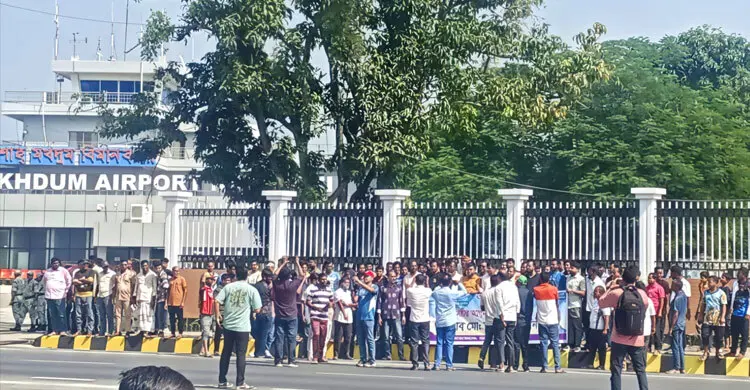 প্রধানমন্ত্রীকে দেখতে রাজশাহী-নওগাঁ মহাসড়কে মানুষের ভিড়