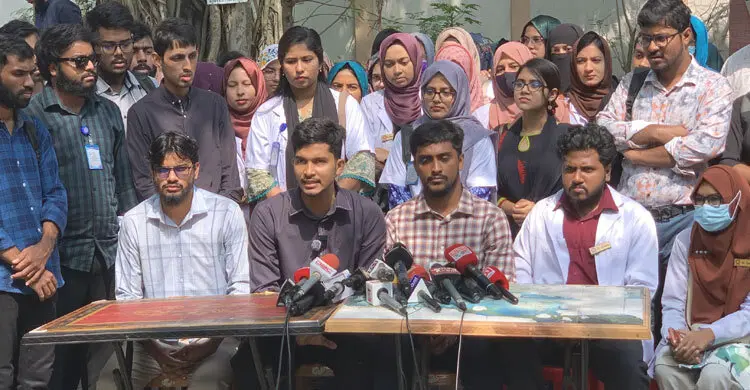 ১৩০০ শয্যার হাসপাতালে রোগী ৩২৮০, কর্মবিরতিতে ইন্টার্নরা