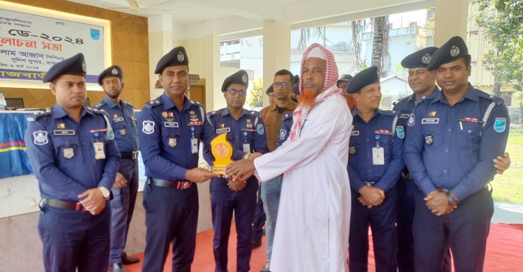 রাজবাড়ীতে নিহত ১৫ পুলিশ সদস্যদের পরিবারকে সম্মাননা