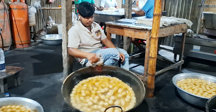 দম ফেলার সময় নেই মিষ্টির কারিগরদের