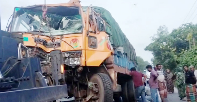 থেমে থাকা পিকআপের পেছনে ট্রাকের ধাক্কা, চালক-সহকারী নিহত