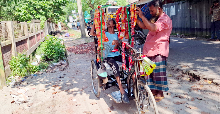 চিকিৎসা বন্ধ, হুইলচেয়ারে বসেই চলছে শাওনের জীবিকার লড়াই