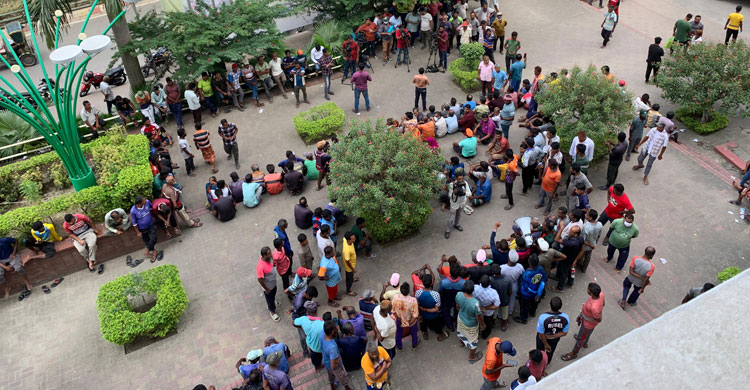 বেতন বৃদ্ধির দাবিতে সিটি করপোরেশনে তালা দিয়ে বিক্ষোভ শ্রমিকদের