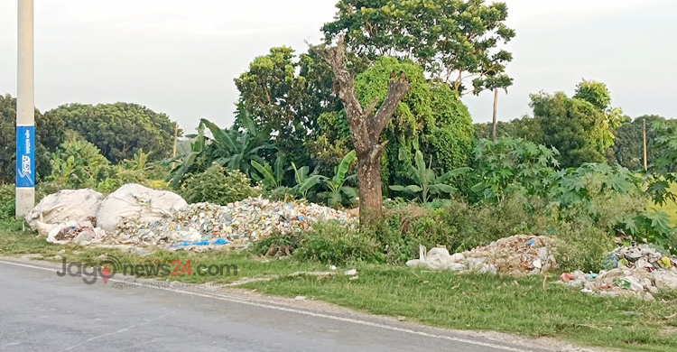 মহাসড়কে বর্জ্য ফেলছে রাসিক, মারা যাচ্ছে গাছপালা