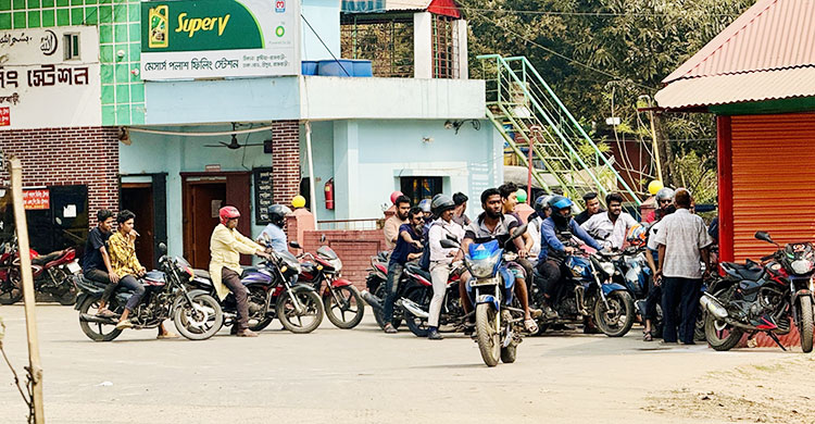 রাজবাড়ীতে ২০০-৫০০ টাকার বেশি জ্বালানি তেল পাচ্ছেন না গ্রাহকরা