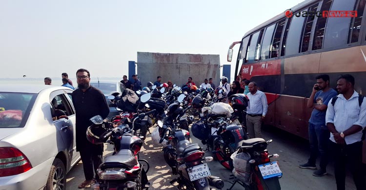 ছুটি শেষে ফিরছে মানুষ, দৌলতদিয়া ফেরিঘাটে যাত্রীদের চাপ