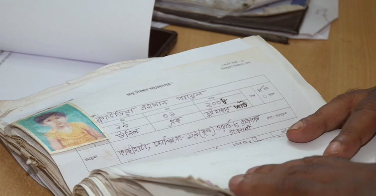 লালনপালনের ১৫ বছর পর মেয়েকে অস্বীকার চিকিৎসক মায়ের
