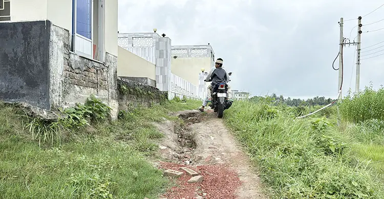 ৩ বছরেও সংযোগ সড়ক পায়নি ১৫ কোটি টাকার মডেল মসজিদ
