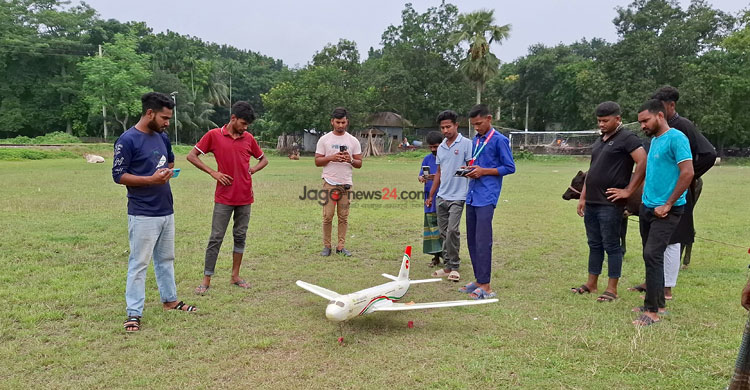 আকাশে পাখা মেললো স্কুলছাত্রের তৈরি উড়োজাহাজ
