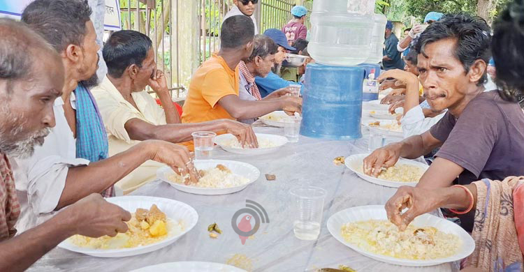 দুই টাকার হোটেলে তৃপ্তির খাওয়া, মেন্যুতে থাকে গরুর মাংস-মাছ-ডাল