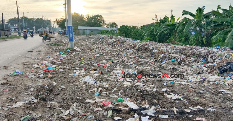 মহাসড়কে বর্জ্য ফেলছে রাসিক, মারা যাচ্ছে গাছপালা