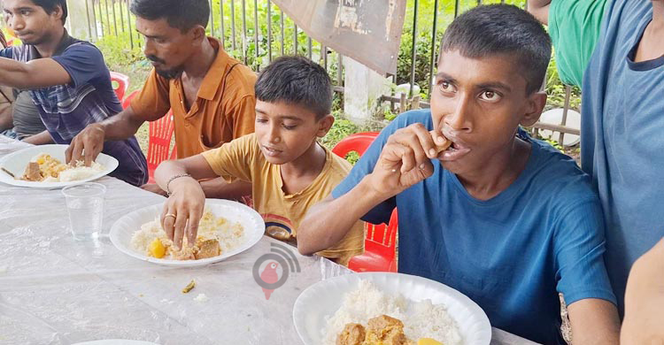 দুই টাকার হোটেলে তৃপ্তির খাওয়া, মেন্যুতে থাকে গরুর মাংস-মাছ-ডাল