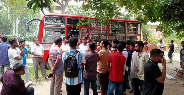 ভ্রাম্যমাণ পাঠাগার থেকে মুজিব-হাসিনার ৩০০ বই জব্দ 