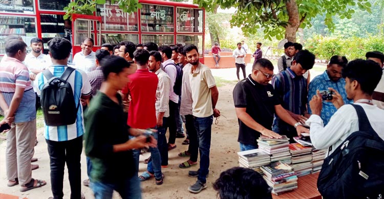 ভ্রাম্যমাণ পাঠাগার থেকে মুজিব-হাসিনার ৩০০ বই জব্দ করলো ছাত্রদল