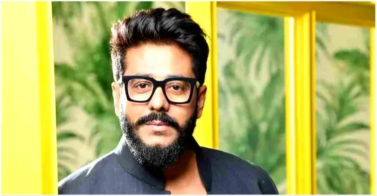 চোর স্লোগান দিয়ে রাজের গায়ে কাদা মারলো লোকজন, শুভশ্রী বললেন, ‘গর্ব’