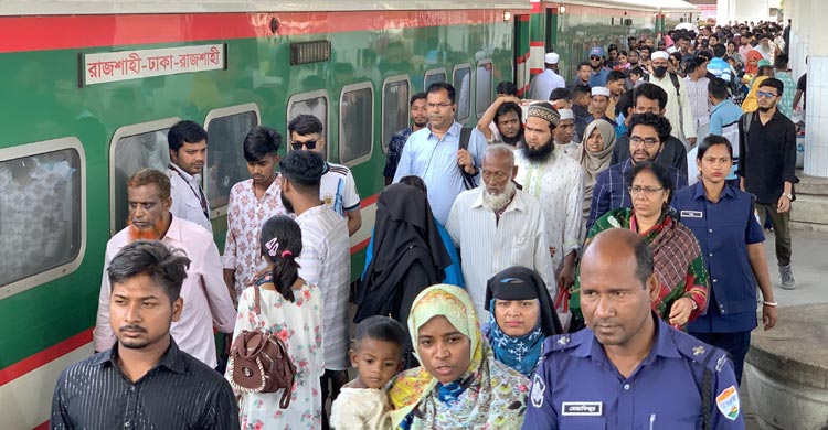 ফিরতি যাত্রায় স্টেশনে যাত্রীদের ভিড় বেড়েছে