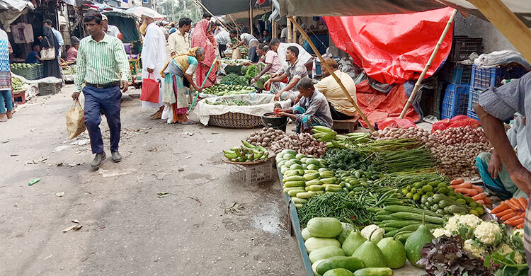 গাজর-টমেটো ছাড়া কমেছে সব ধরনের সবজির দাম