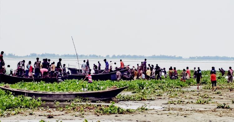 অনুমোদনহীন টোল আদায়কে কেন্দ্র করে উত্তপ্ত চর আষাড়িয়াদহ
