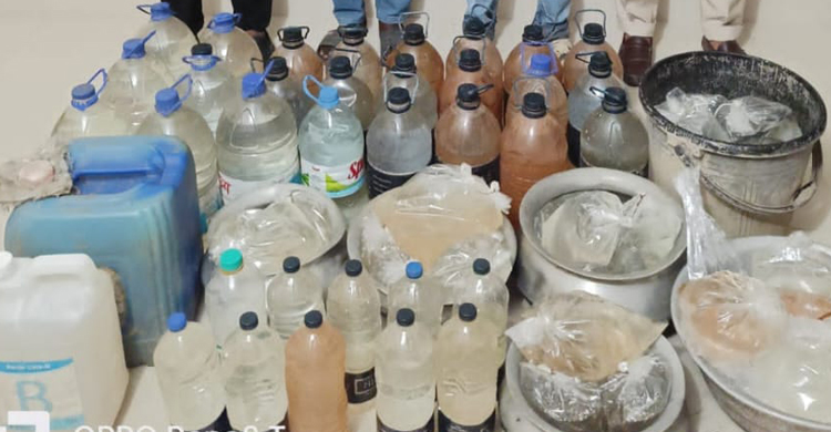 ৩০৫ লিটার মদসহ আটক দুই