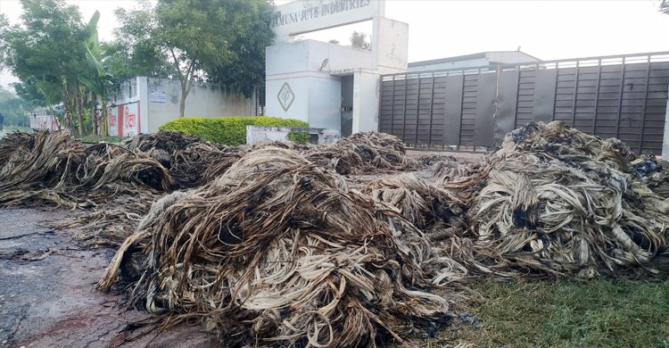 রাজশাহীতে পাটভর্তি ট্রাকে আগুন