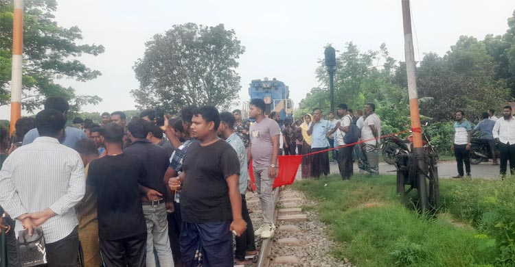 রাজশাহীতে ট্রেন আটকে বিক্ষোভ, সারাদেশের সঙ্গে রেল যোগাযোগ বন্ধ