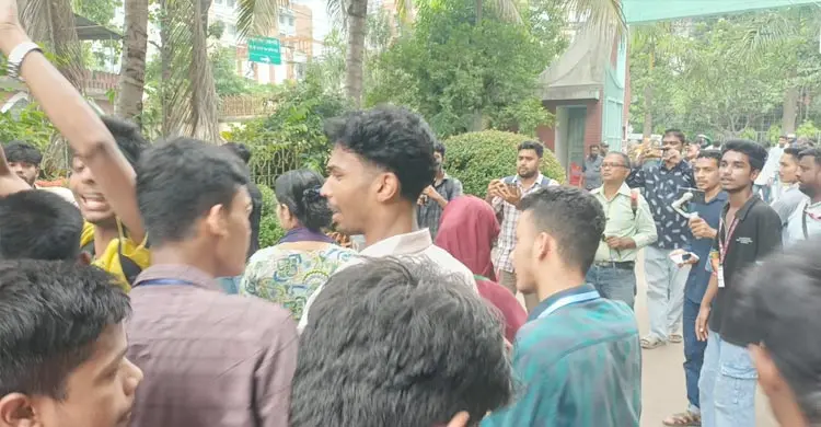 রাজশাহীতে শিক্ষামন্ত্রীর পদত্যাগের দাবিতে শিক্ষার্থীদের বিক্ষোভ
