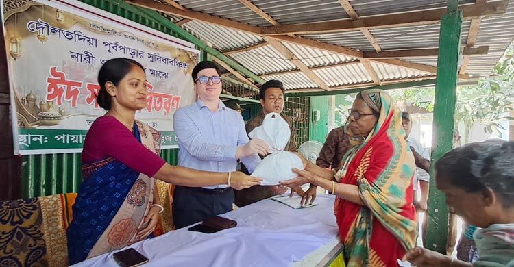 দৌলতদিয়া যৌনপল্লিতে নারী-শিশুদের মাঝে ঈদ সামগ্রী বিতরণ
