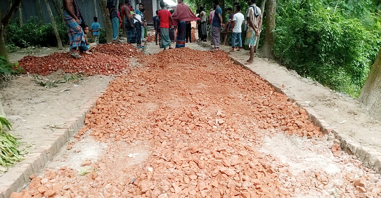 সড়কে নিম্নমানের সামগ্রী ব্যবহার, কাজ বন্ধ করে দিলো স্থানীয়রা