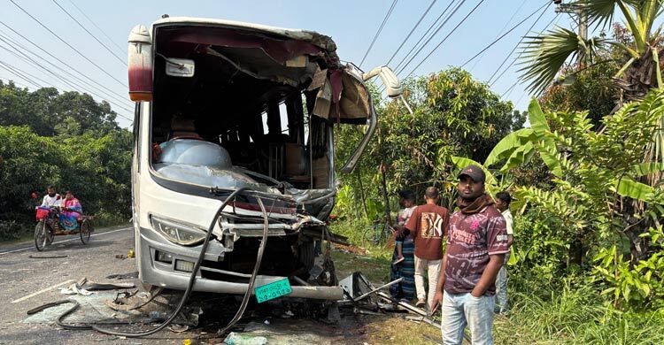 রাজবাড়ীতে থেমে থাকা বাসে অন্য বাসের ধাক্কা, আহত ১৫