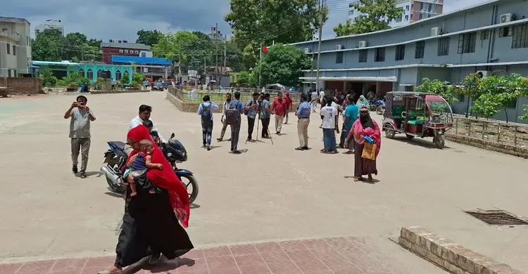 হাসপাতালের তত্ত্বাবধায়ক ও সিভিল সার্জনের পদত্যাগের দাবিতে মানববন্ধন