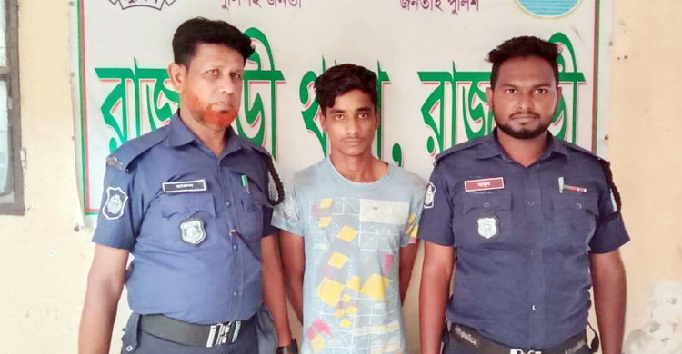ছাত্রীর গোসলের ভিডিও ছড়ানোর হুমকি, যুবক গ্রেফতার