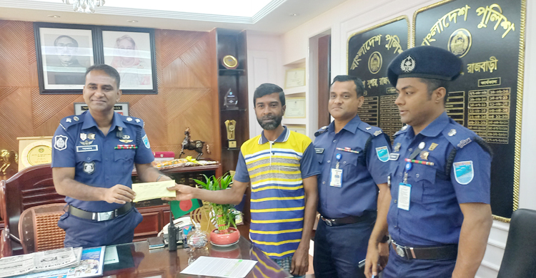 অন্যের বিকাশ নম্বরে মায়ের চিকিৎসার টাকা, উদ্ধার করে দিলো পুলিশ