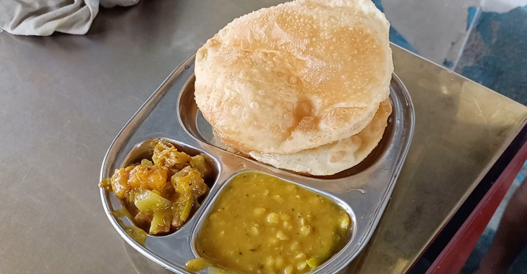রাজবাড়ীতে বিকেলের নাশতায় শীর্ষে হিরালালের লুচি-সবজি