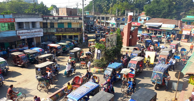 অভ্যন্তরীণ রুটে চলছে গণপরিবহন, বন্ধ দূরপাল্লার বাস