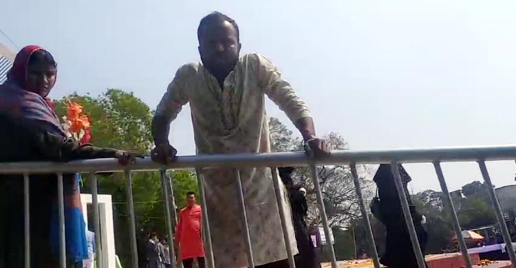 শ্রদ্ধা জানানো ফুল নেওয়ার দৃশ্য ধারণ করায় সাংবাদিককে মারধর